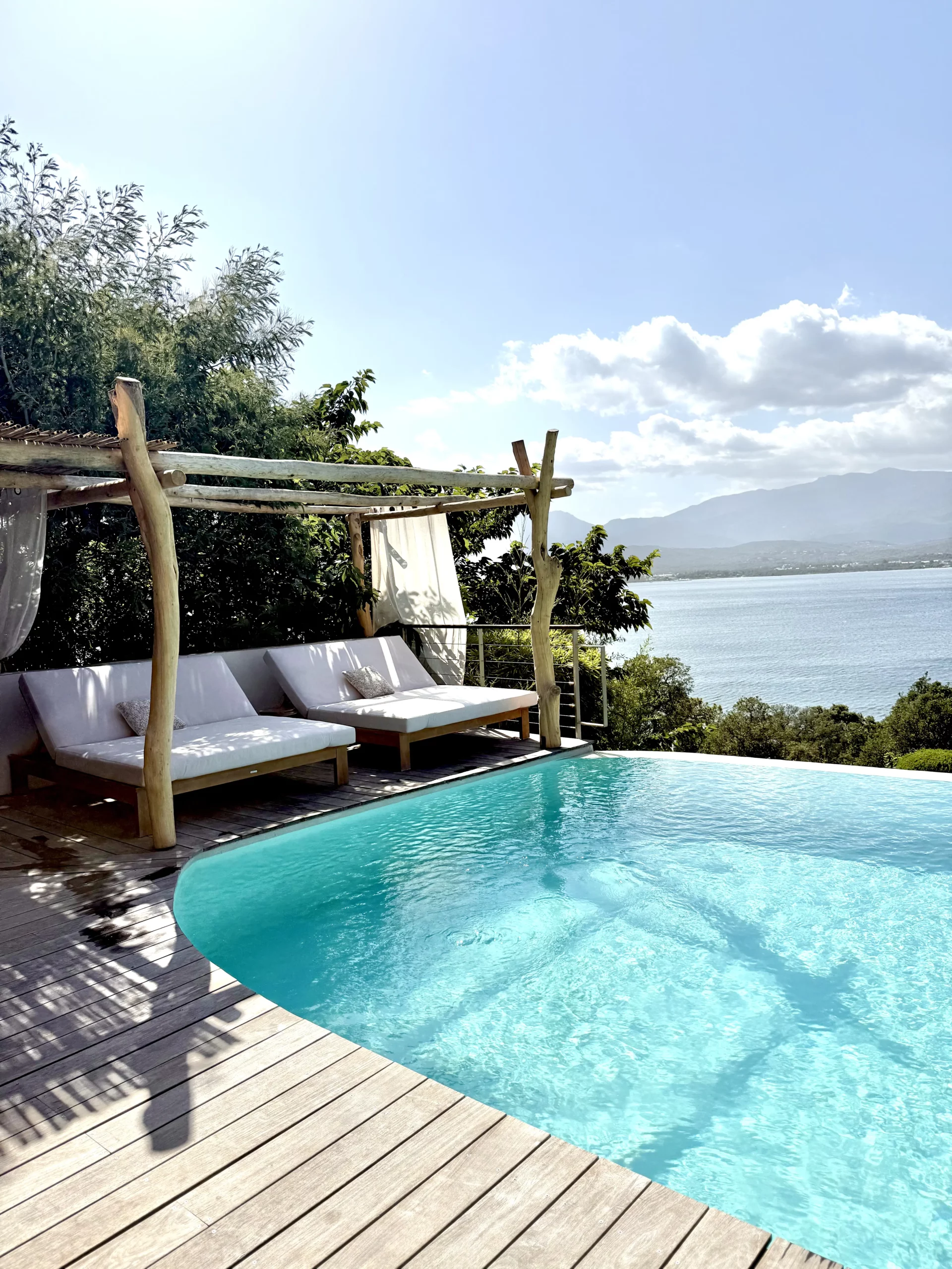 Piscine à débordement avec vue mer à Palombaggia