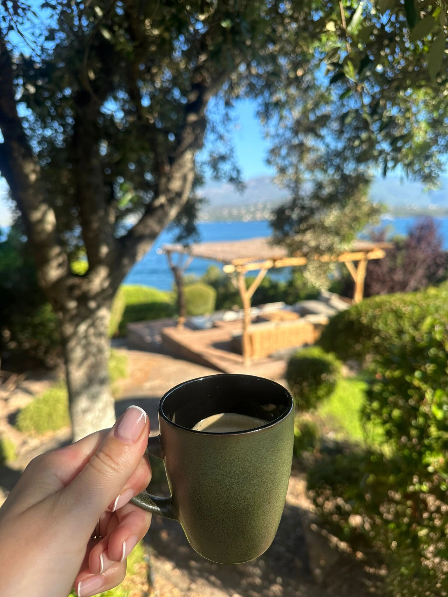 Instant de détente dans le jardin avec vue mer à la Villa Blue