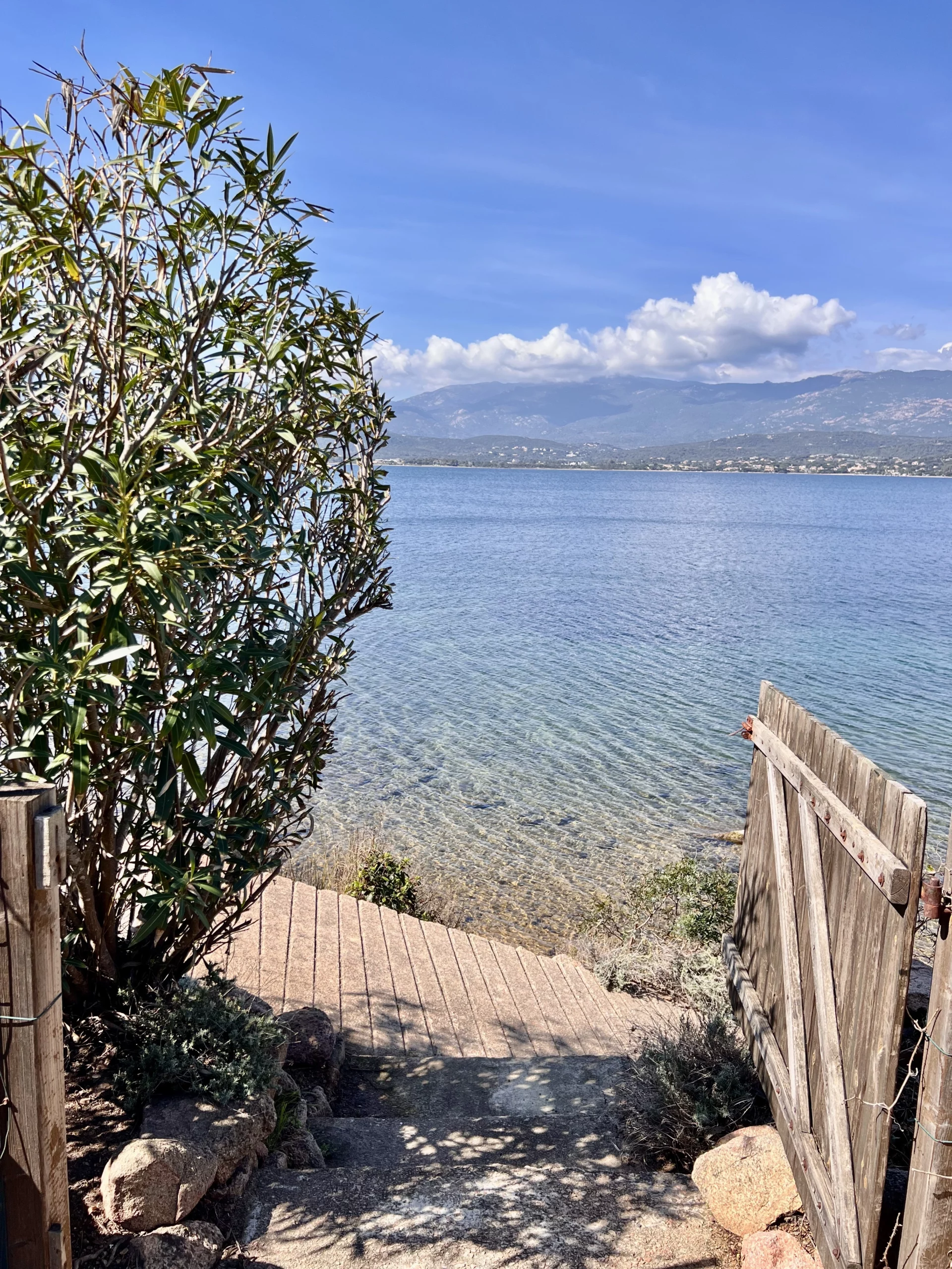 Accès direct à une plage privée depuis la villa
